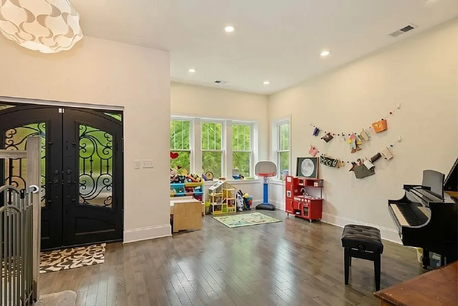 4 bed, 2238 sqft, $6,400 — Photo 2