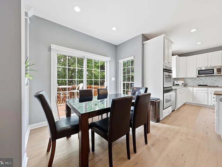 3852 Glasgow Way — Photo 14