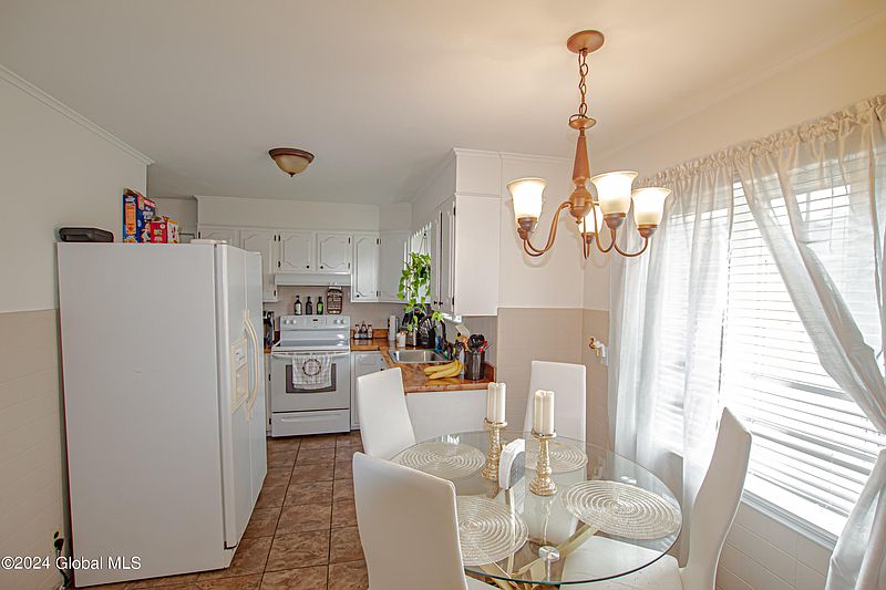3rd image of 456 S Kingsboro Avenue