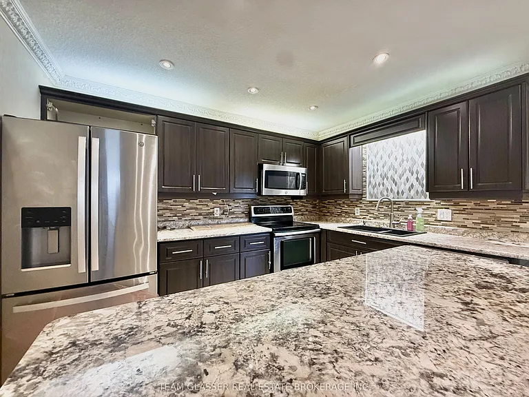 81 Erica Cres — Photo 4