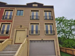 16W528 Bluff Rd, Willowbrook, IL 60527