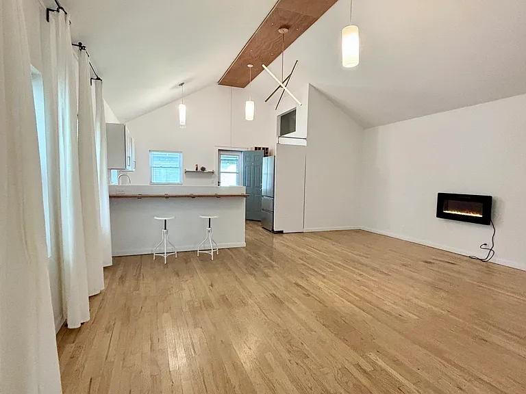 2308 W 11th St — Photo 3