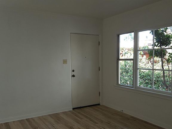 3rd image of 4556 1/2 Alumni Ave