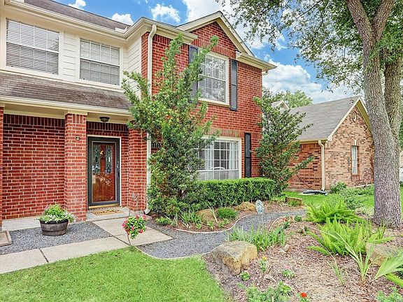 This home is nestled in an established neighborhood and located near lots of shopping and restaurants.
