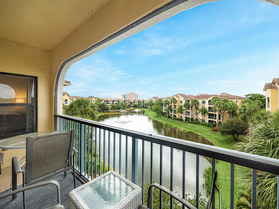 200 Uno Lago Dr #405