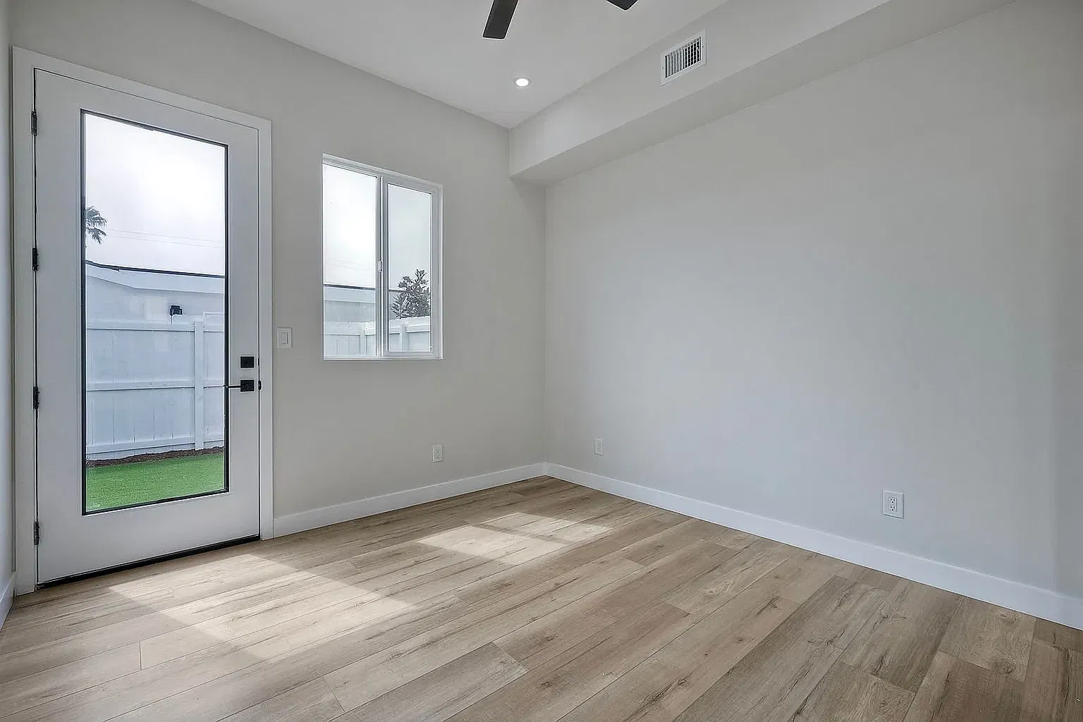 3 bed, 1050 sqft, $3,850 — Photo 3