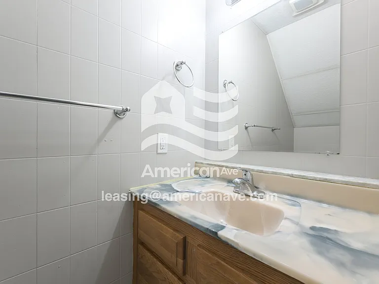1289792_012_bathroom_12.jpg