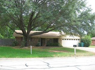 220 Oakridge Blvd, Lewisville, TX 75057