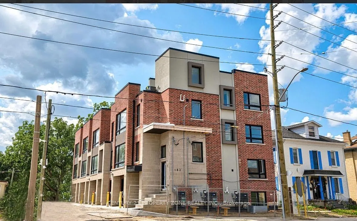 4 bed, $2,800 — Photo 1