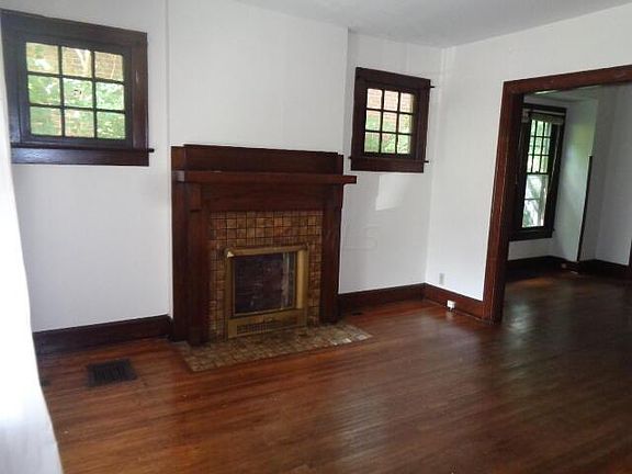 2nd image of 118 W Oakland Ave