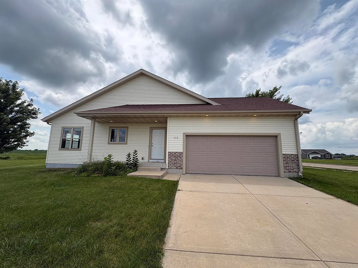 424 Sturges St — Photo 2