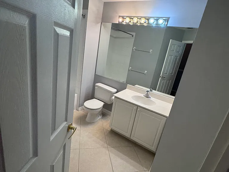 1289 Oxford Ln — Photo 10