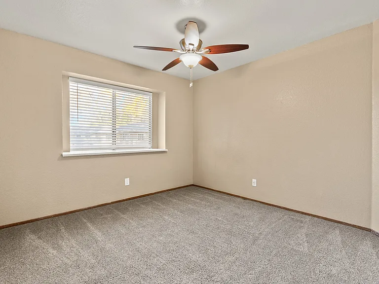 Redwood Cove Apartments — Photo 28