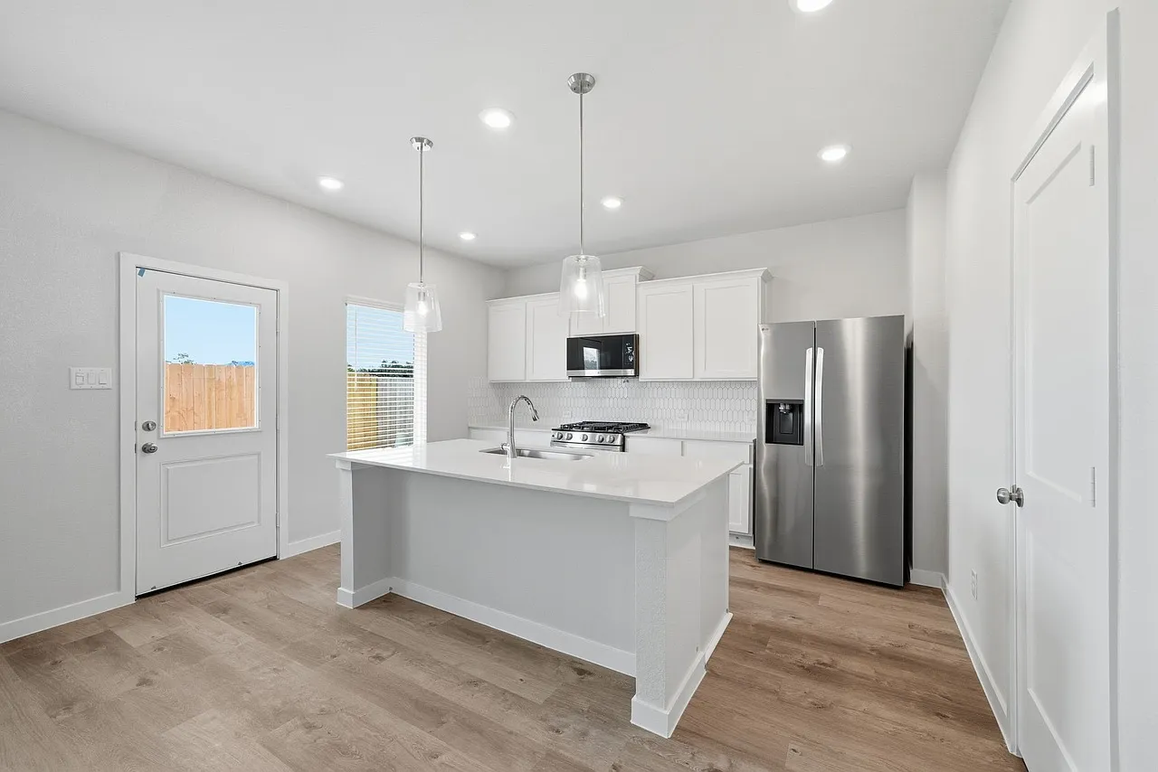 4 bed, 2.5 bath, 1731 sqft, $2,500 — Photo 1