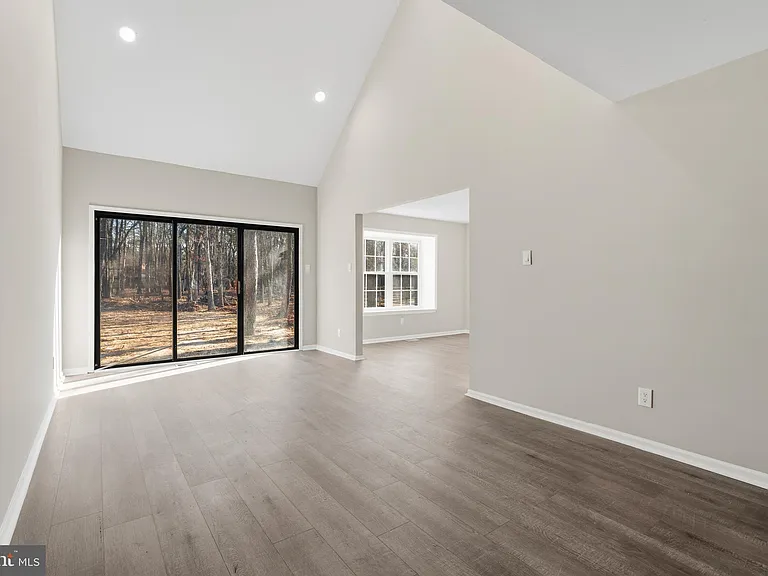 221 Oak Ln — Photo 6