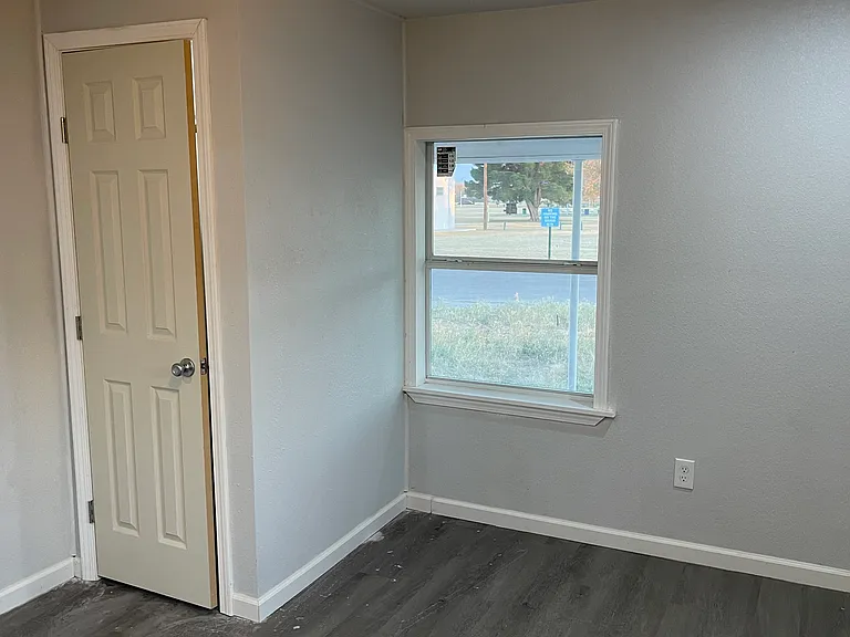1409 E Wall St — Photo 12