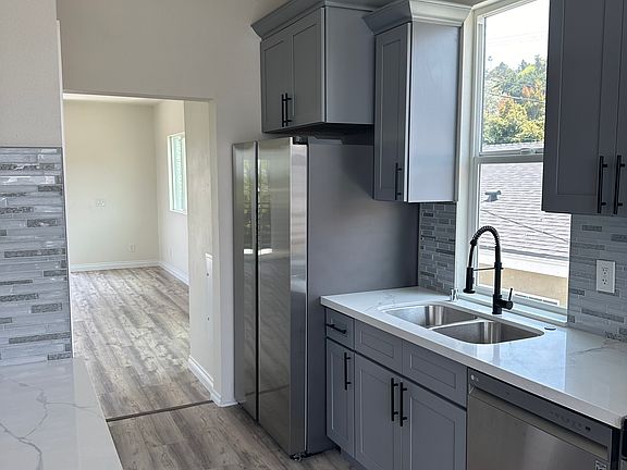 4th image of 3868 S Cloverdale Ave #1