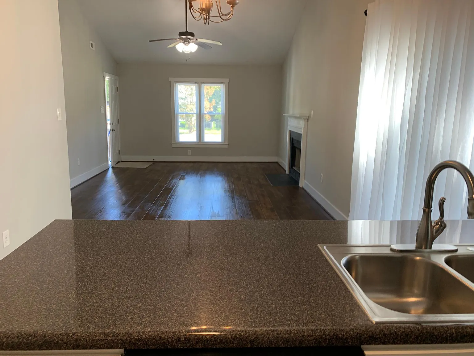 2 bed, 888 sqft, $1,800 — Photo 2