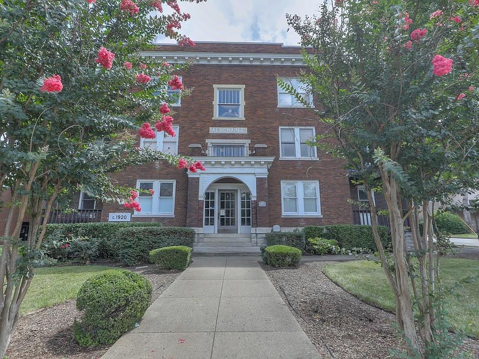 Charming Building at the corner of historic Belmont and Ashwood.