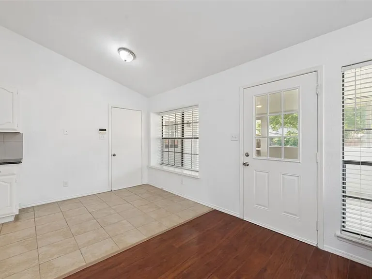 Living room/Dining area