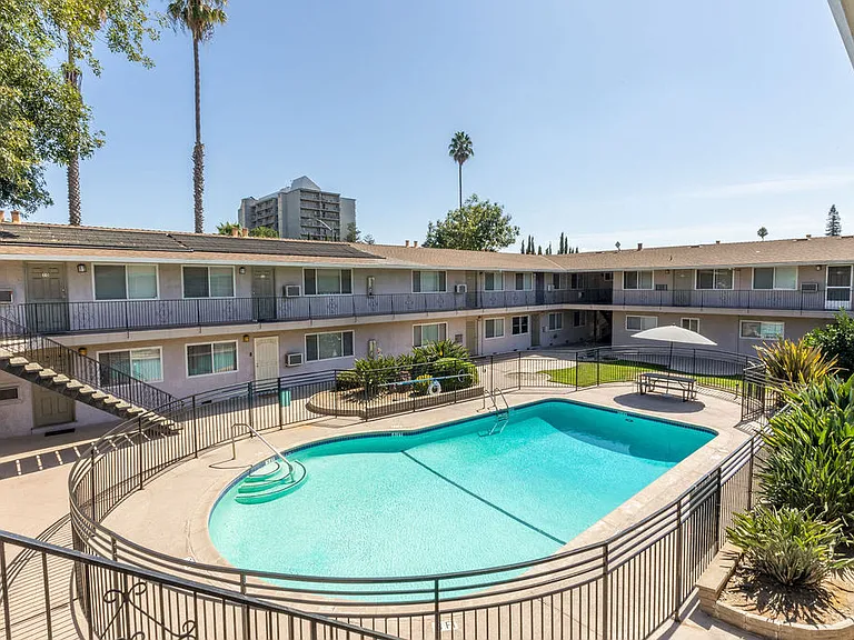 Golden Oaks Apartment — Photo 10