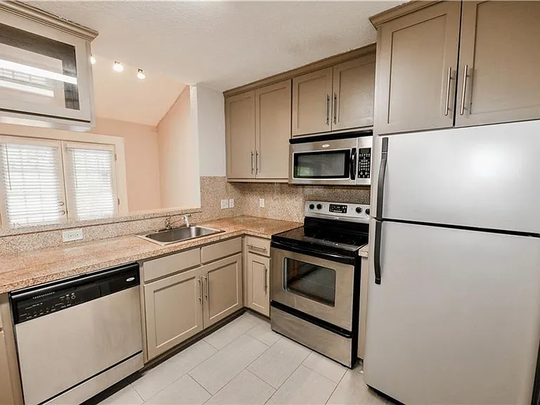 1302 Danbury Sq #A — Photo 15