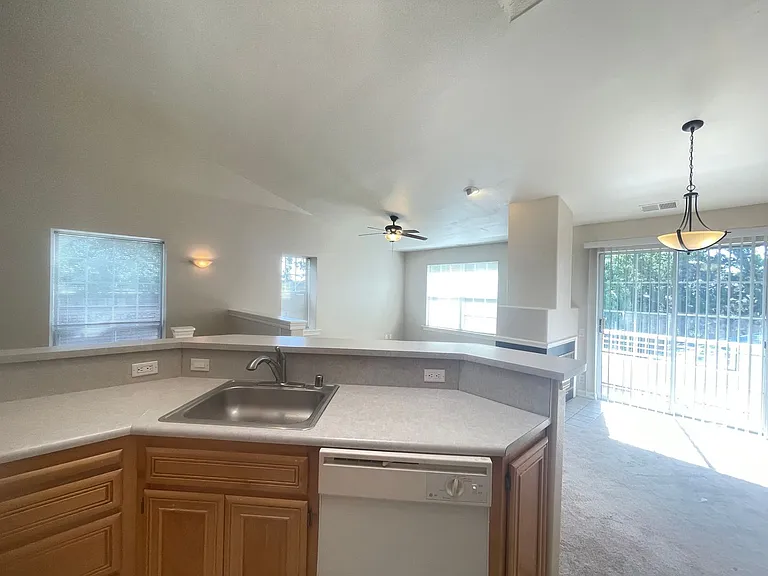 2 Bedroom, 2 Bathroom Townhouse with Attached Garage and Washer/Dryer Hookups! — Photo 19
