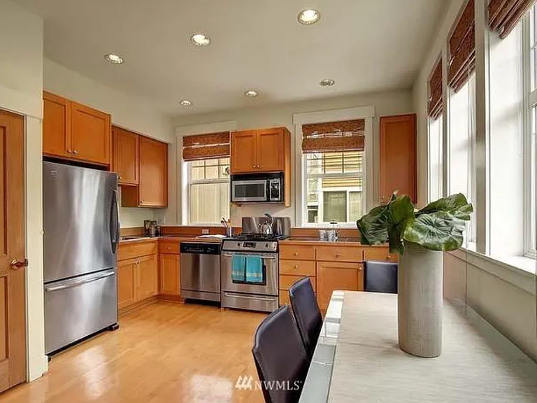 669 W Emerson St — Photo 4