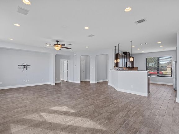 5th image of 409 Willow Walk Dr