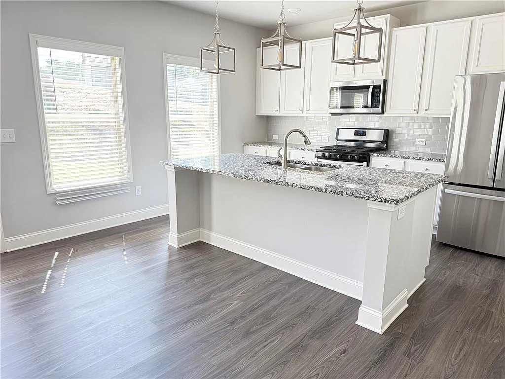 4 bed, 2.5 bath, 2225 sqft, $2,350 — Photo 4