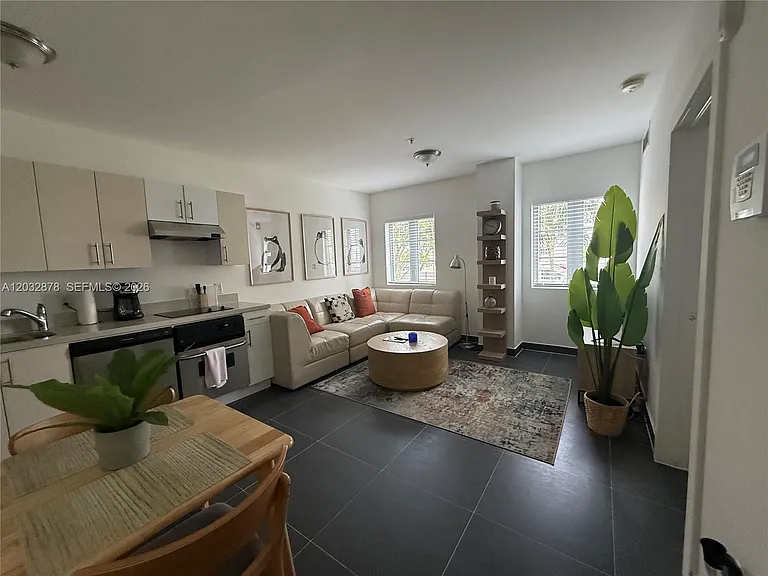 1600 Euclid Ave #102 — Photo 4