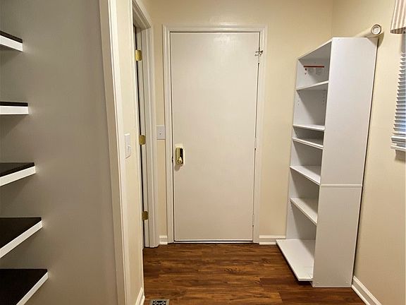 5th image of 1811 Greenbriar Dr
