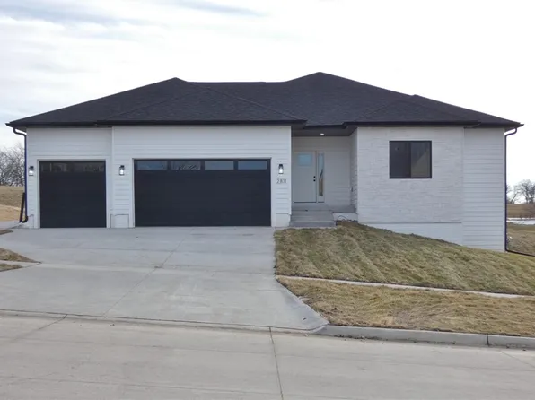 2811 Bos Landen Dr, Pella, IA 50219