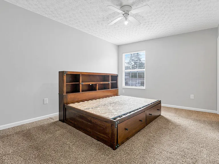 920 Sara Ct #920 — Photo 33