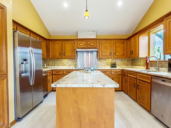 4th image of 1269 Hillcrest Dr