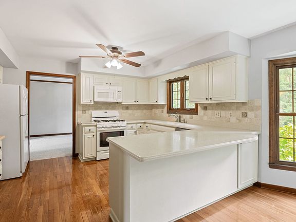 3rd image of 542 Cypress Ave