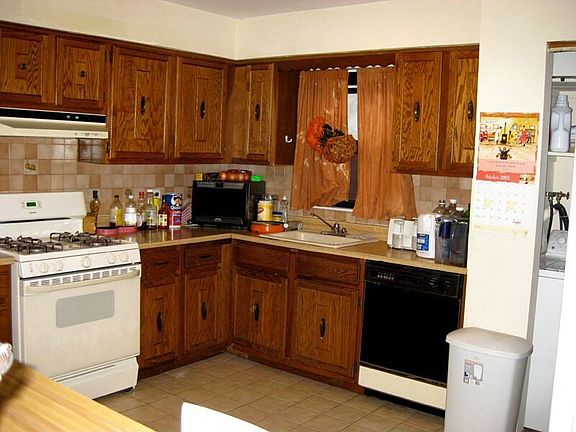 1st Fl. eat-in kitchen (same as 2nd fl. apt)
