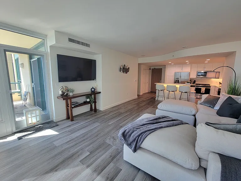 555 Front St #903 — Photo 4