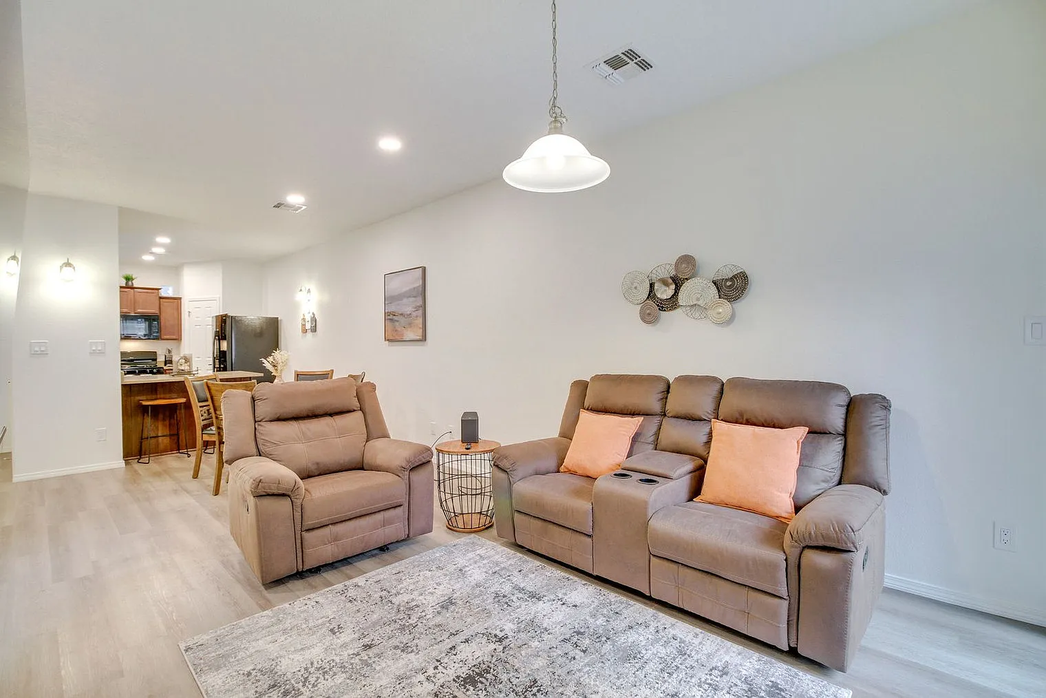 3 bed, 2.0 bath, 1539 sqft, $4,257 — Photo 3