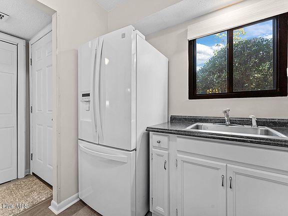 5th image of 10 Pine Tree Road #122