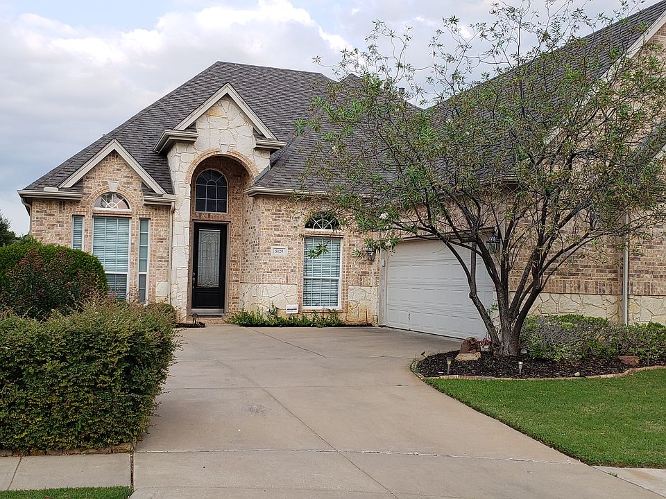 Great curb appeal. Swing ent