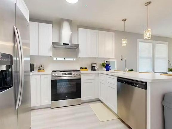 5th image of 3241 Reeves St