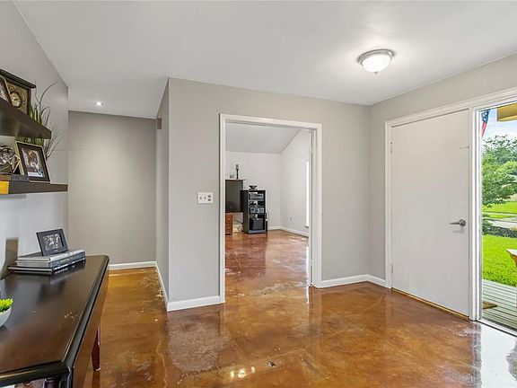 4th image of 410 Helen Dr
