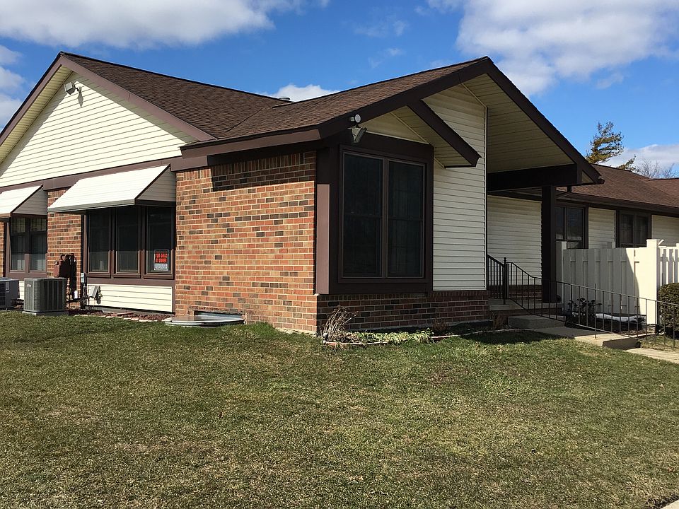 1st image of 40205 Newport Dr