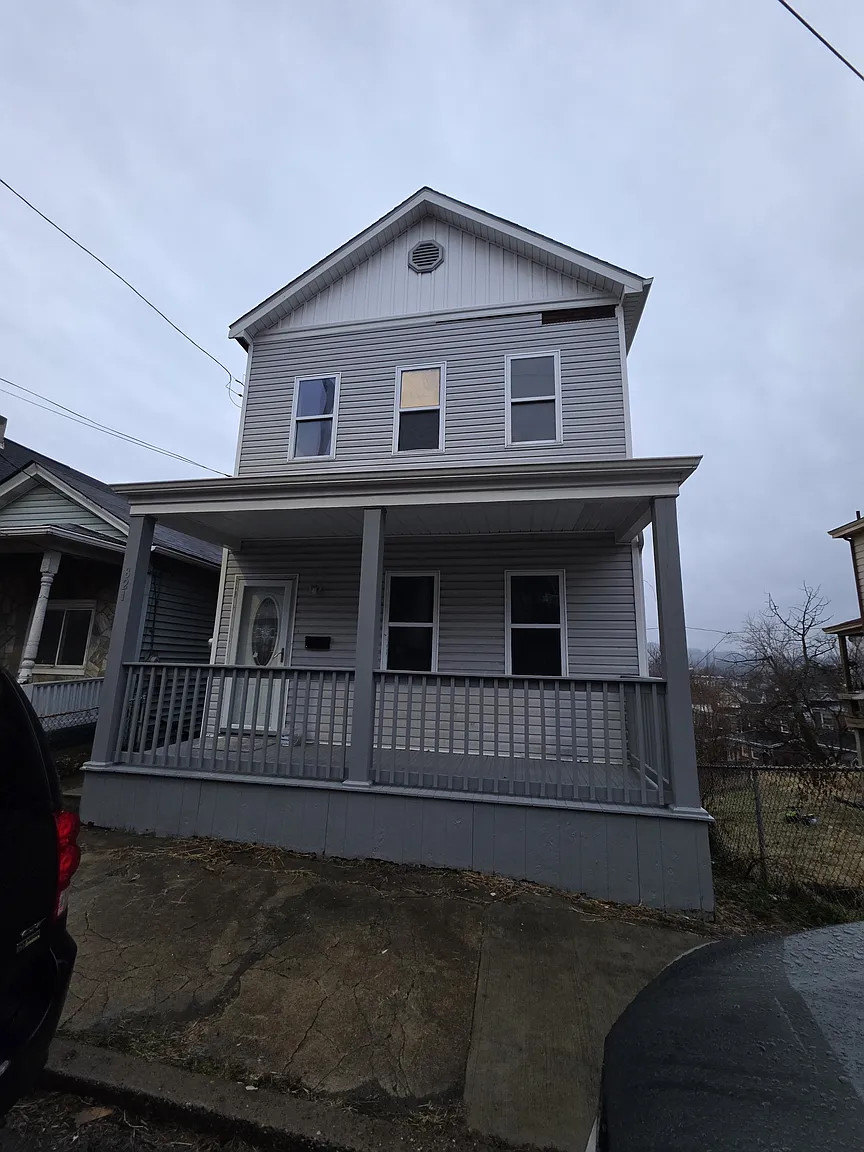 821 Frank St photo 1