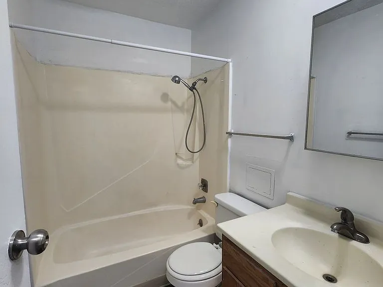 Hidden Bluffs Apartments — Photo 18