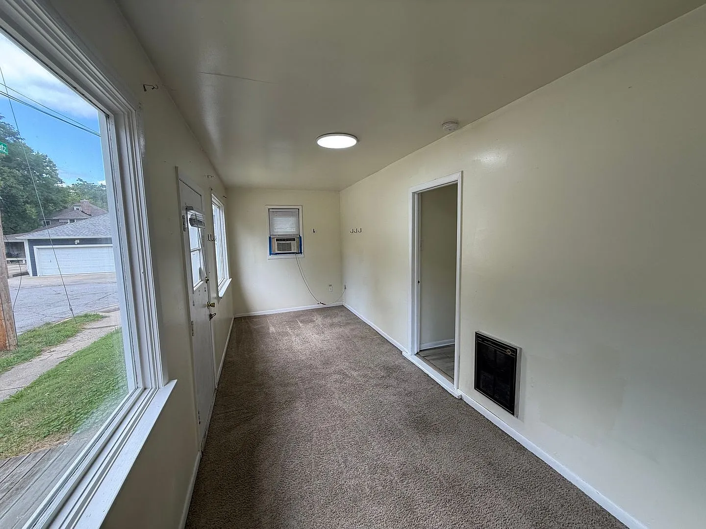 323 W Lutz Ave — Photo 2
