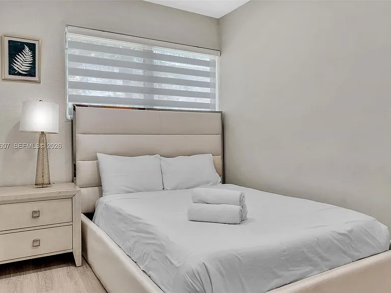 10004 E Bay Harbor Dr #5 — Photo 1