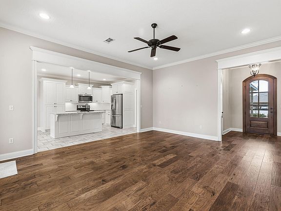 4th image of 19 Augusta Ct W