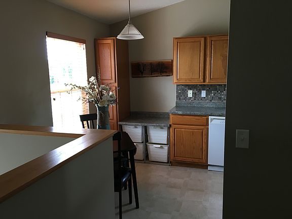 Eat-in kitchen w/ recycler
